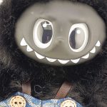 عروسک آویزی لبوبو بلک لباس جین - تصویر 2