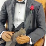فیگور پدرخوانده نشسته با گربه - تصویر 3